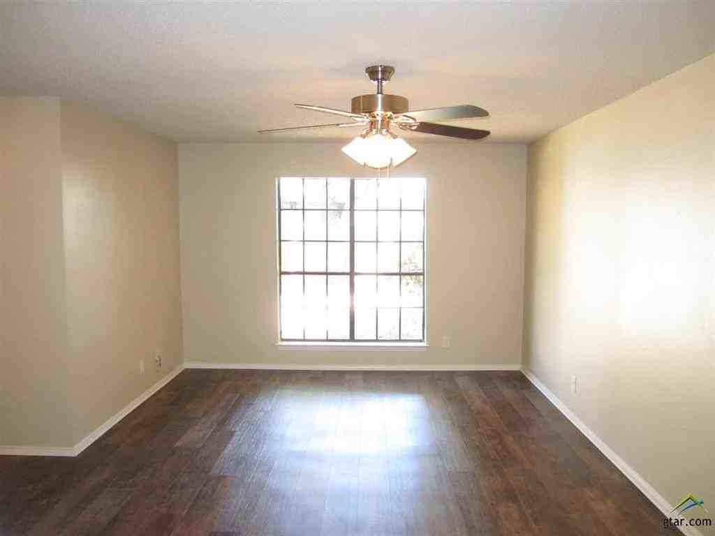 323 Top Hill Dr - Photo 5 of 22