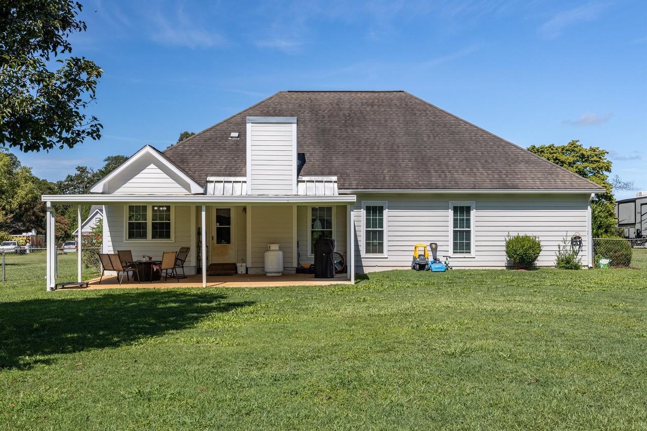 196 Lynwood Ln - Photo 3 of 20