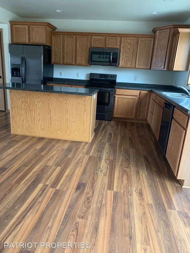 550 Alyssa St - Photo 2 of 23