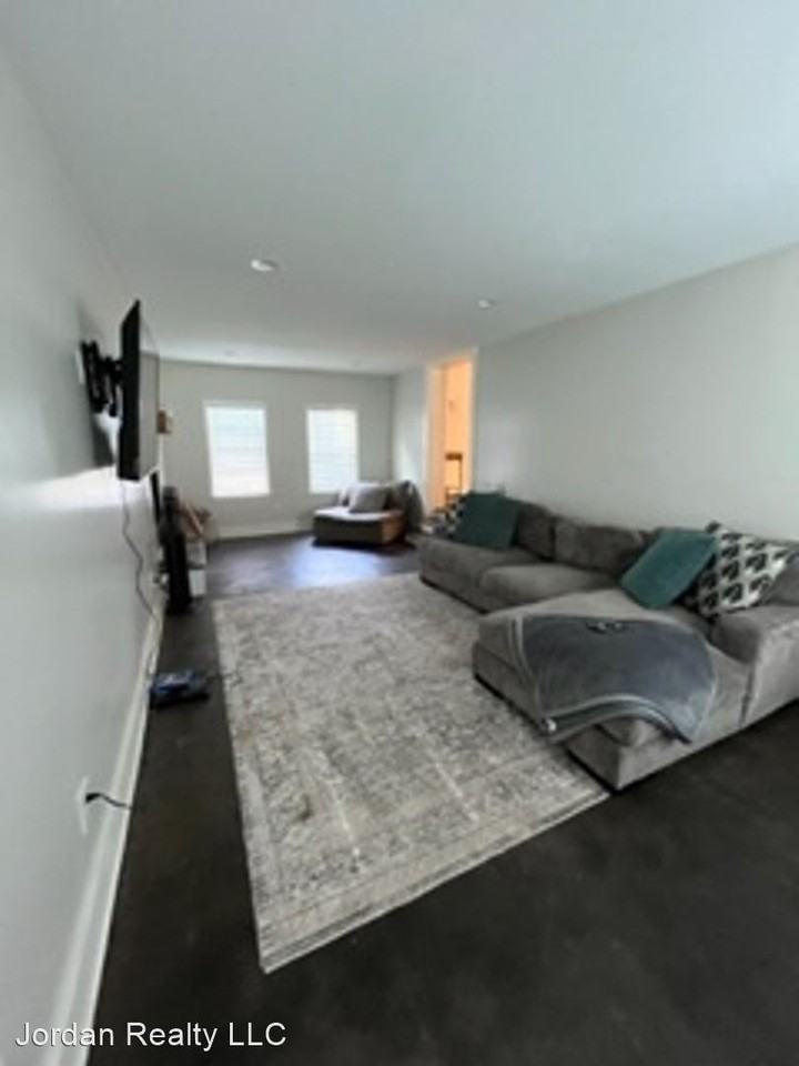 2430 Thaxton St - Photo 2 of 35