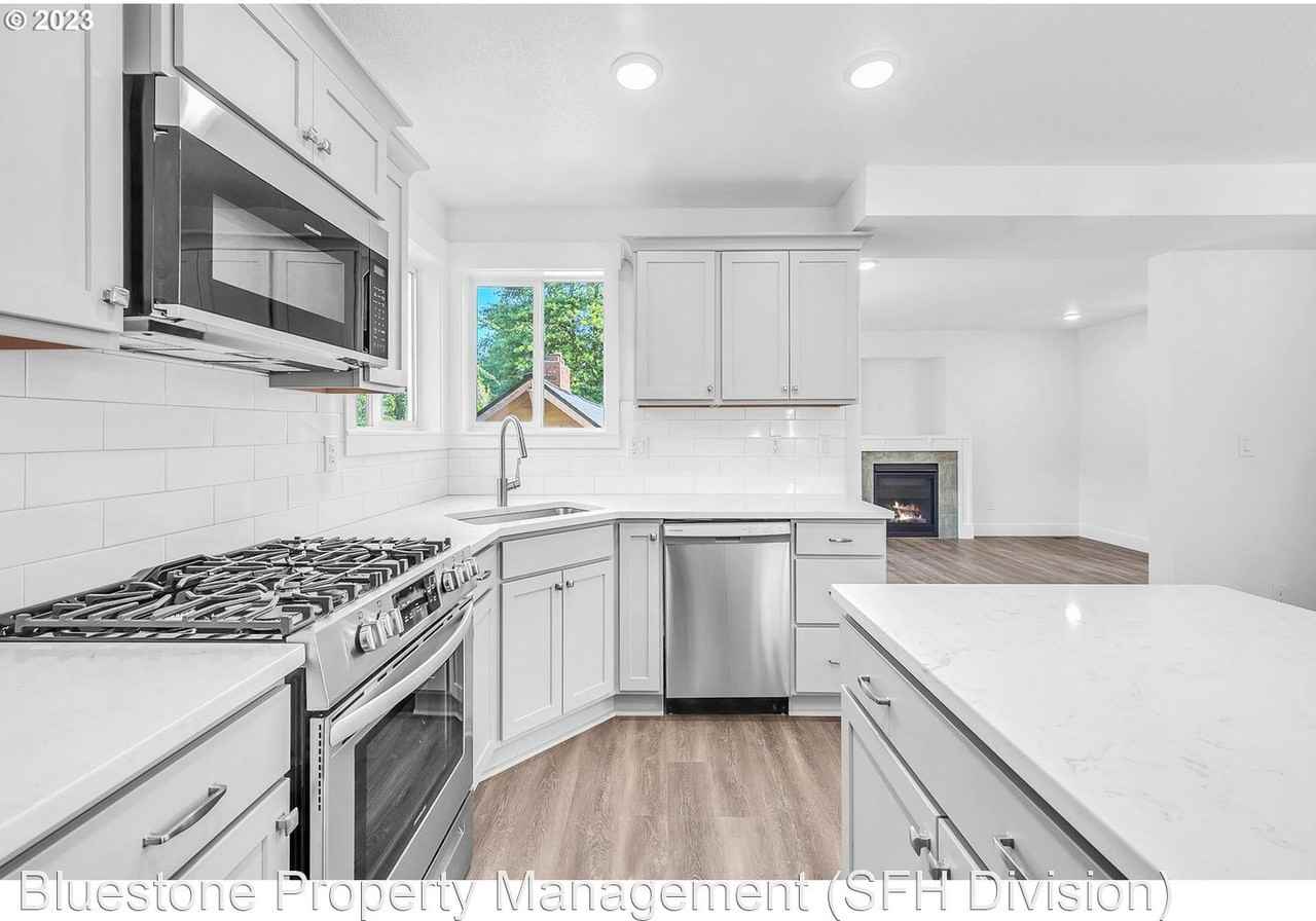 8825 N Swenson St - Photo 2 of 27