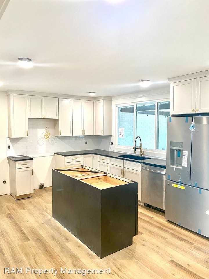 6620 Upton Ln - Photo 3 of 44