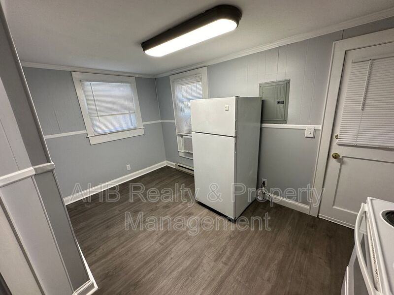 426 S Beaumont Ave - Photo 2 of 10