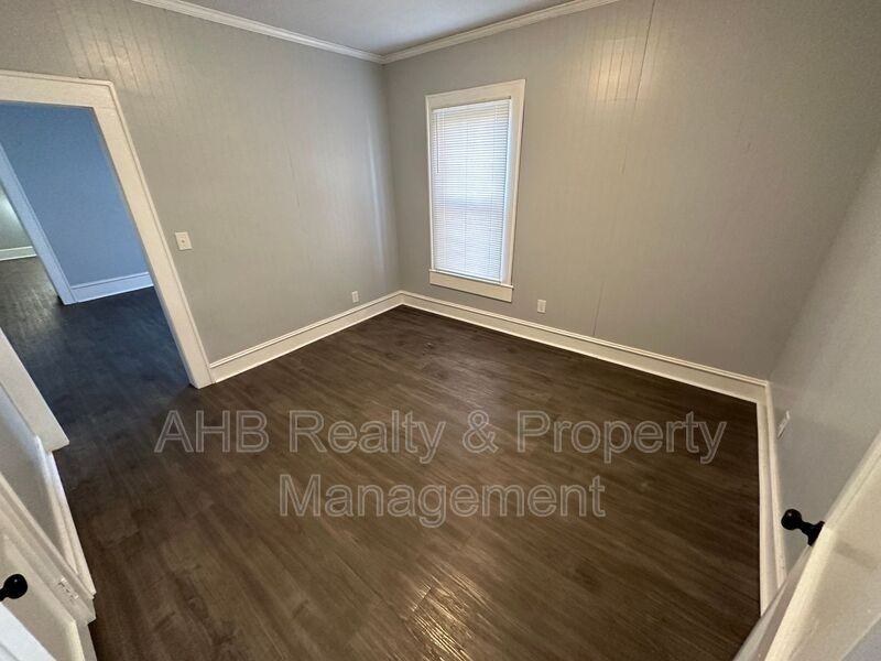 426 S Beaumont Ave - Photo 4 of 10