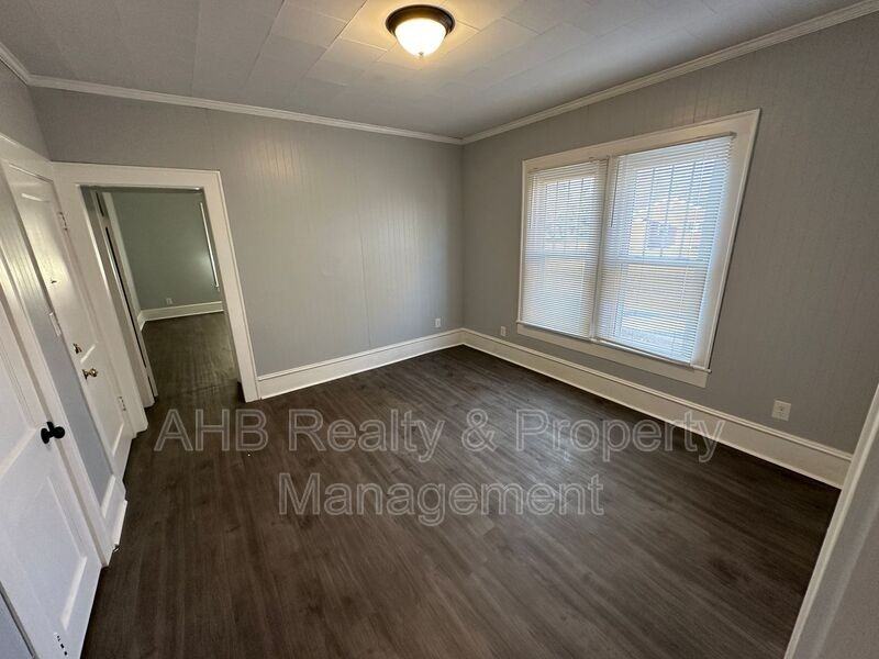 426 S Beaumont Ave - Photo 6 of 10