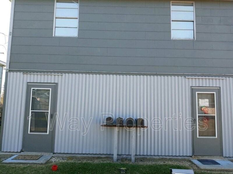 1117 Hickory St #2 - Photo 3 of 11