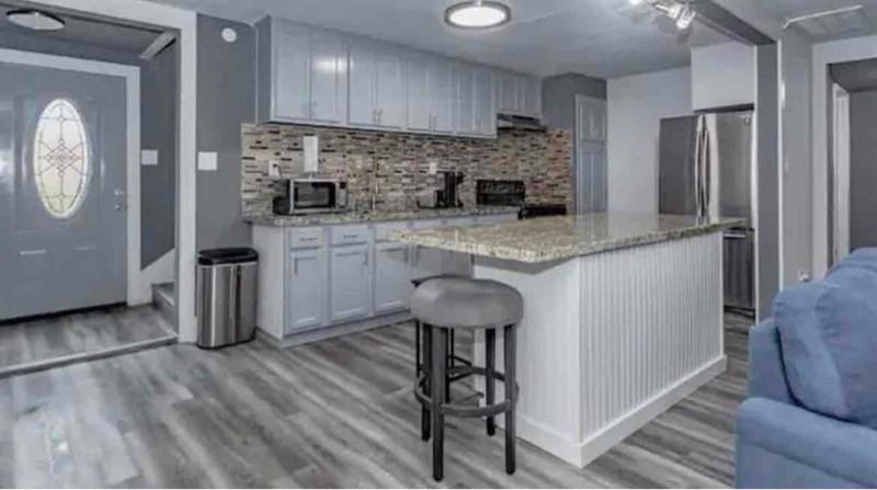 3218 Avenue Q 1/2 - Photo 2 of 11