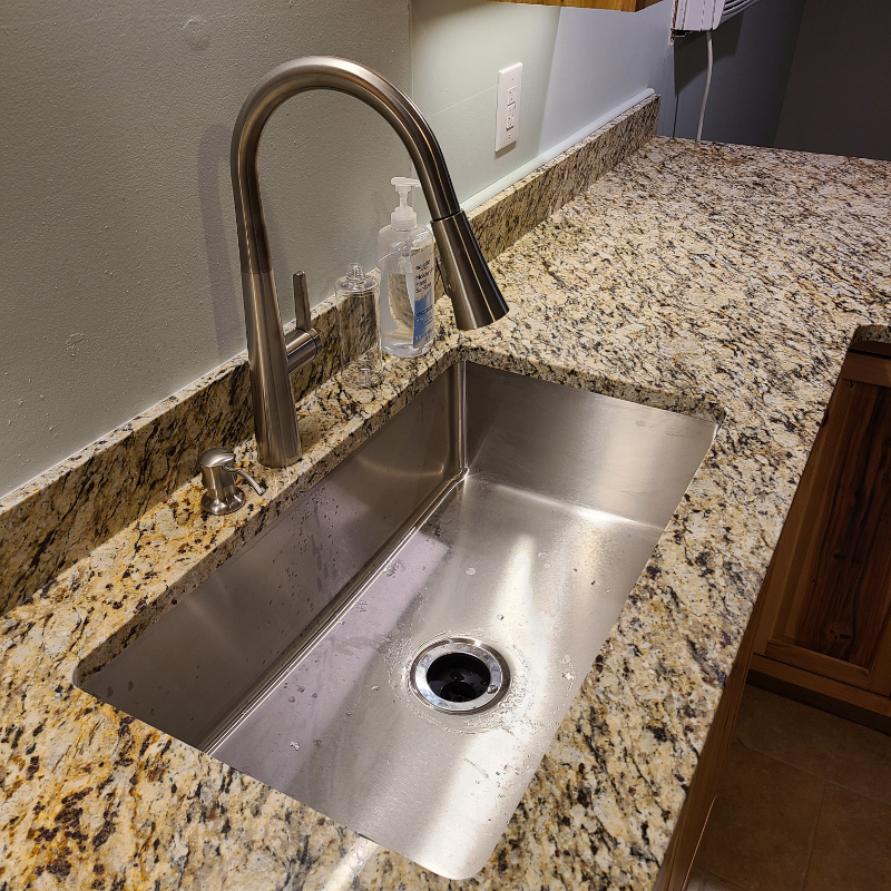 810 Kyle St - Photo 4 of 33