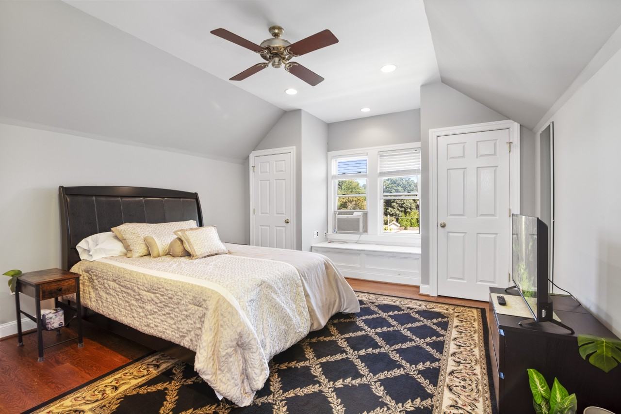 829 Cinnaminson Ave - Photo 3 of 20