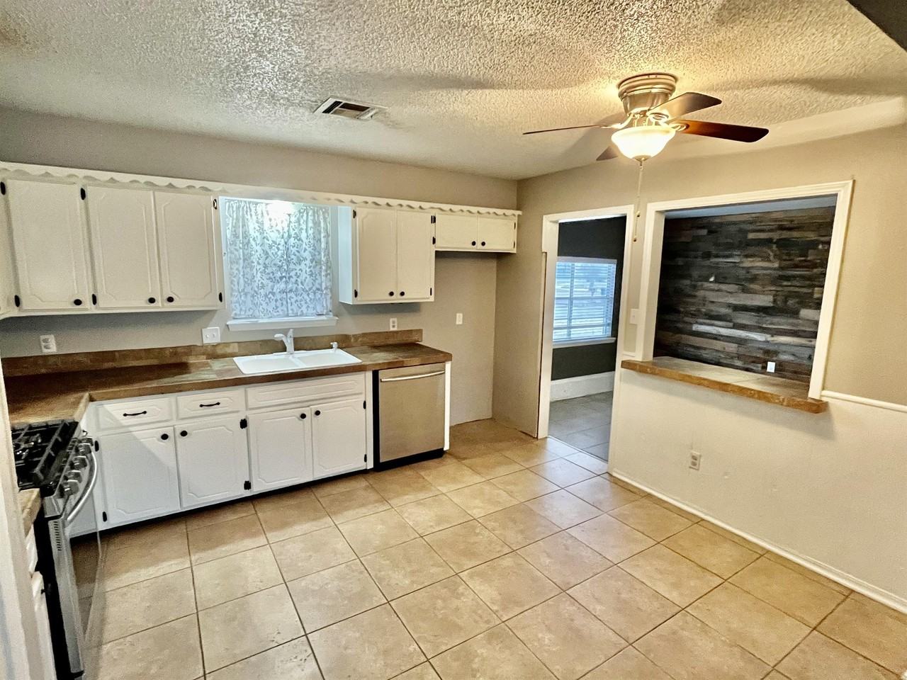 928 Charles Dr #1 - Photo 2 of 17