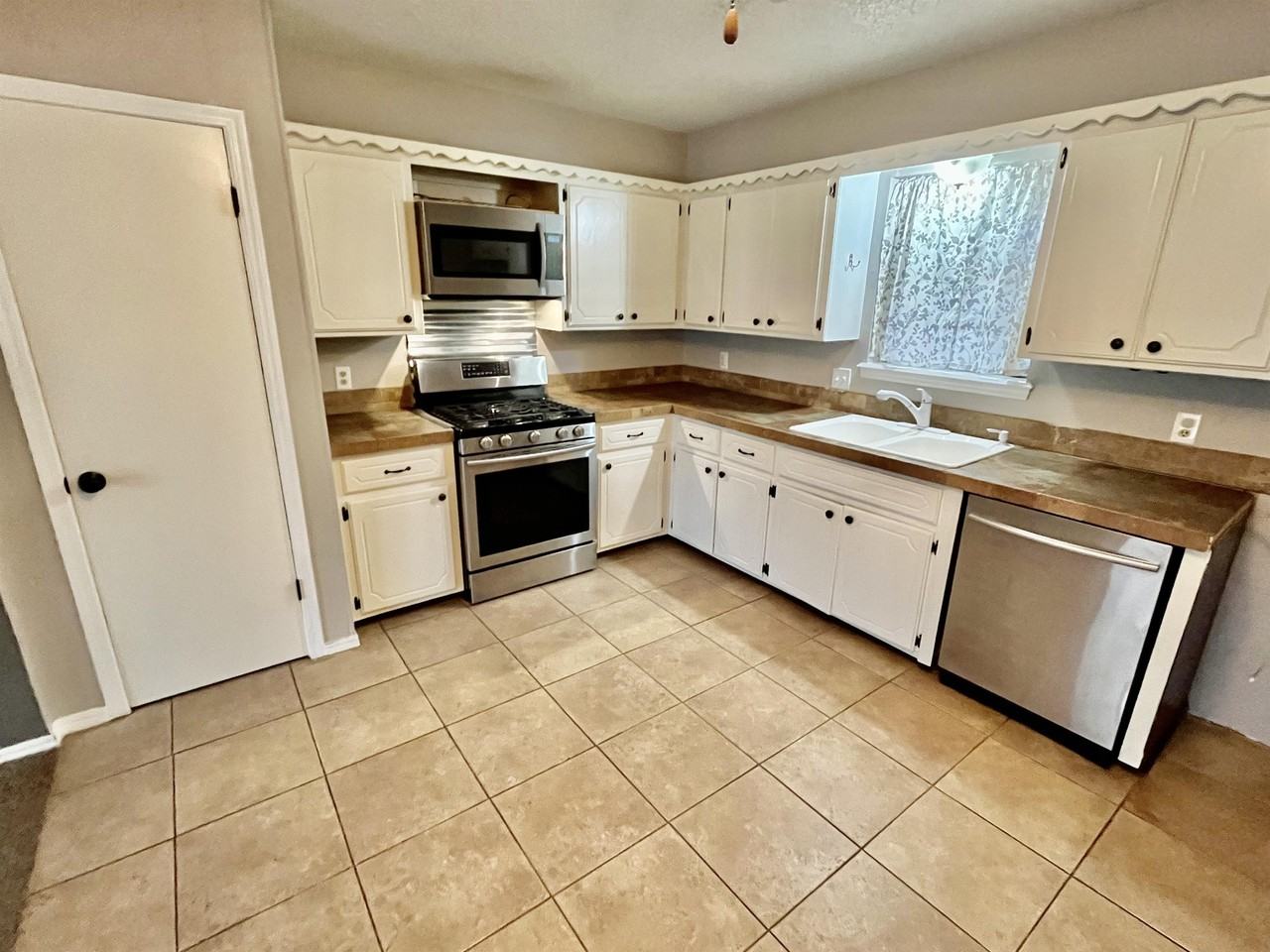 928 Charles Dr #1 - Photo 3 of 17