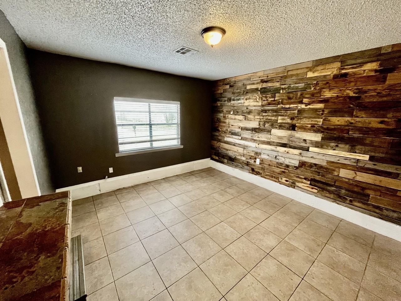 928 Charles Dr #1 - Photo 4 of 17