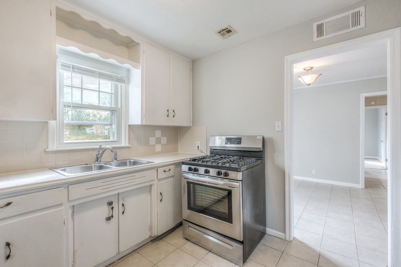 811 N 77th East Ave - Photo 3 of 29