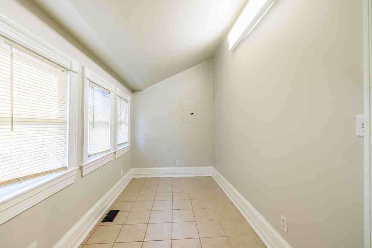 1111 Glenview Dr - Photo 7 of 17