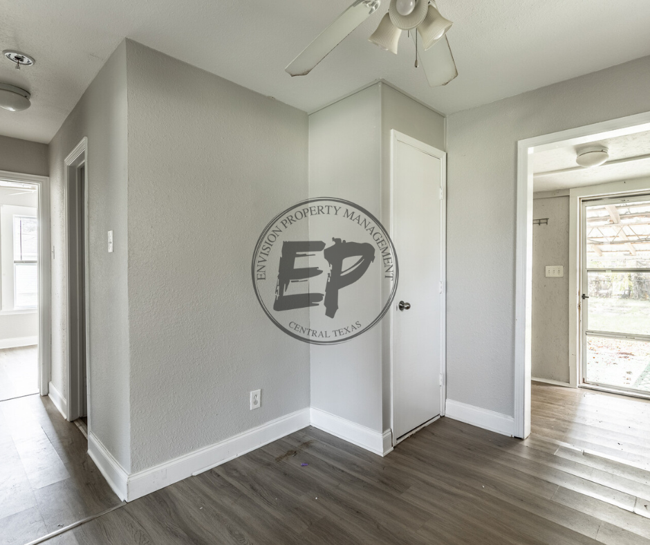 911 E Craven Ave #1 - Photo 4 of 18