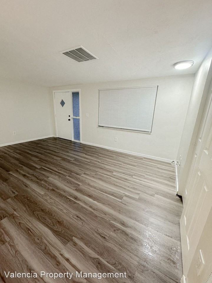 12609 Capitol Dr - Photo 2 of 18