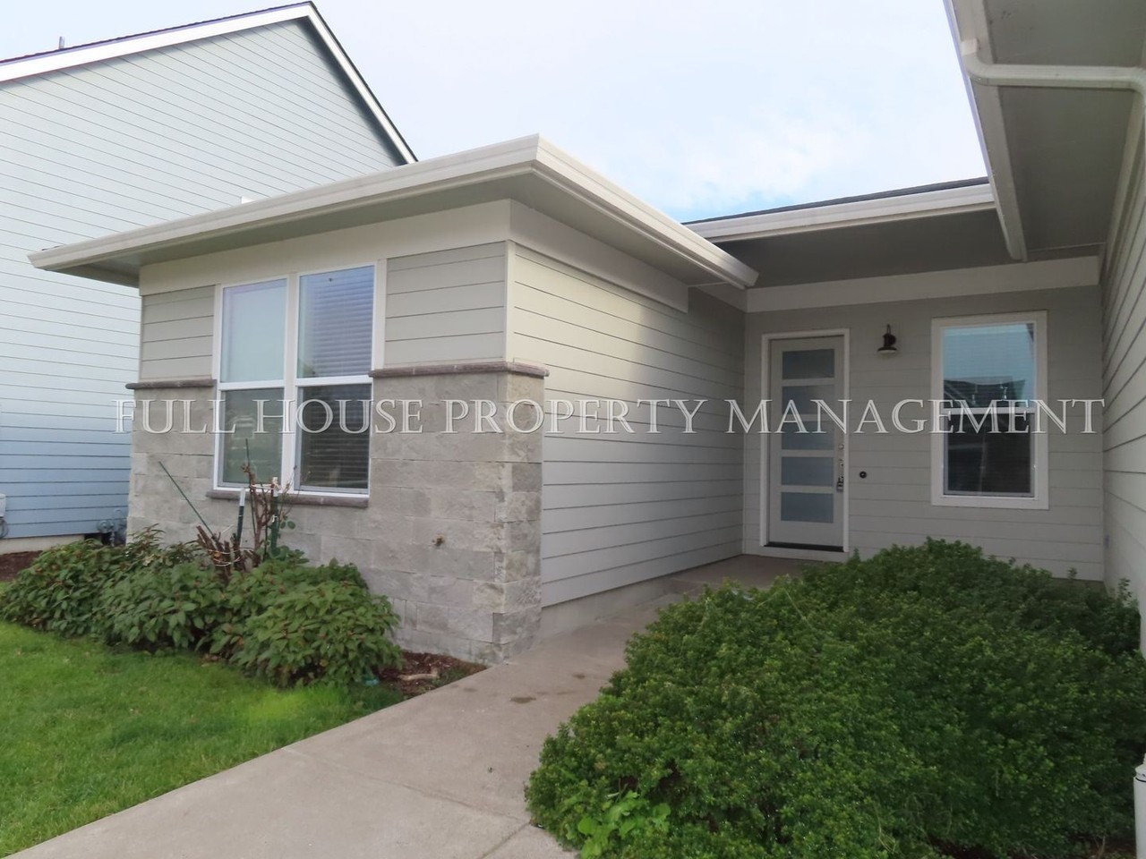 964 Unity Dr - Photo 3 of 32