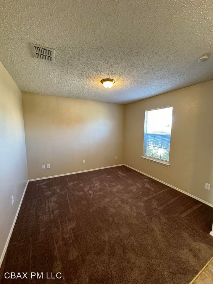 2432 Mallory Ln - Photo 2 of 16