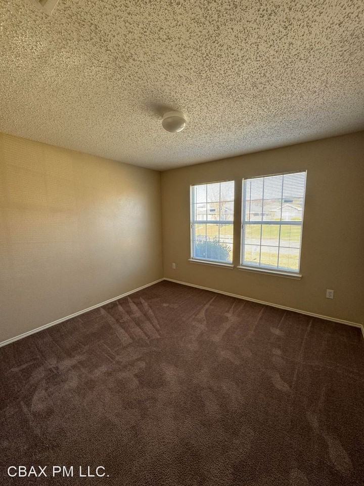 2432 Mallory Ln - Photo 3 of 16