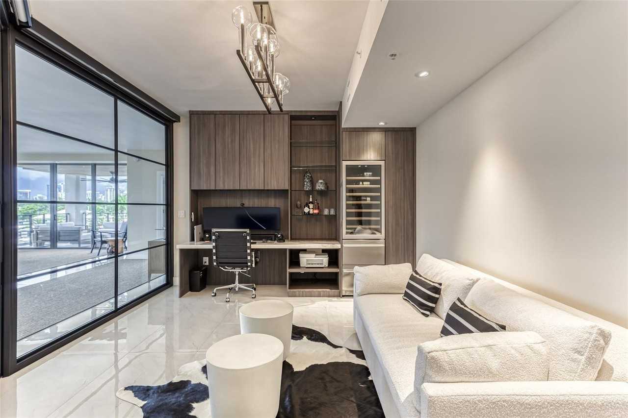 1507 Se 15th St - Photo 3 of 8