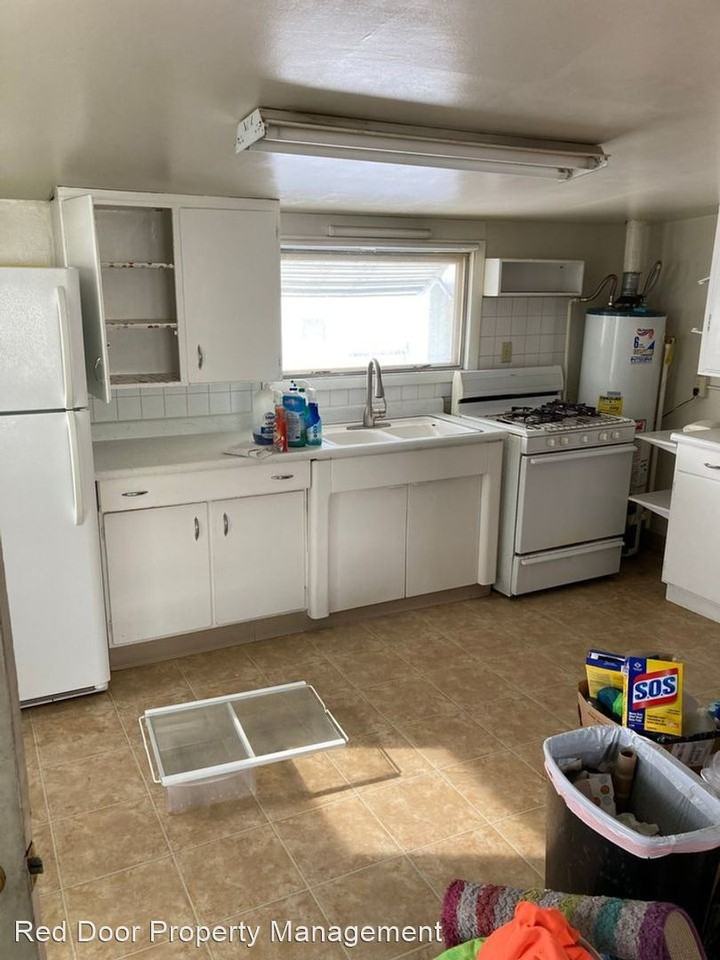 1910 Montana Ave - Photo 2 of 11