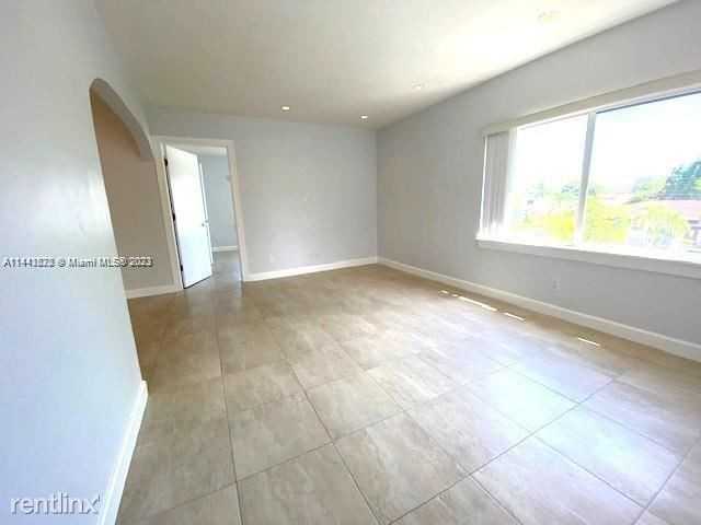 3433 Sw 16th St - Photo 2 of 12