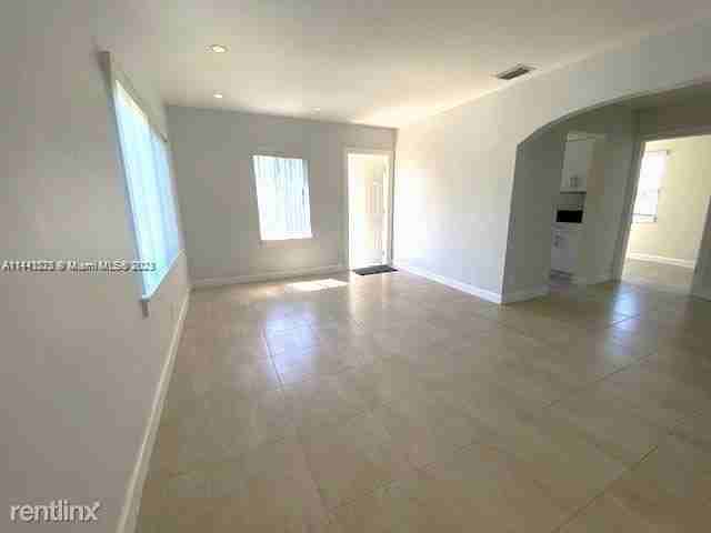 3433 Sw 16th St - Photo 3 of 12