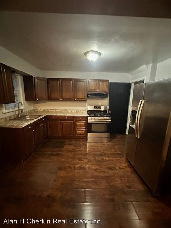 333 Winthrop Dr - Photo 3 of 9