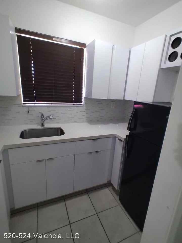 545 Coral Way Ave - Photo 3 of 6