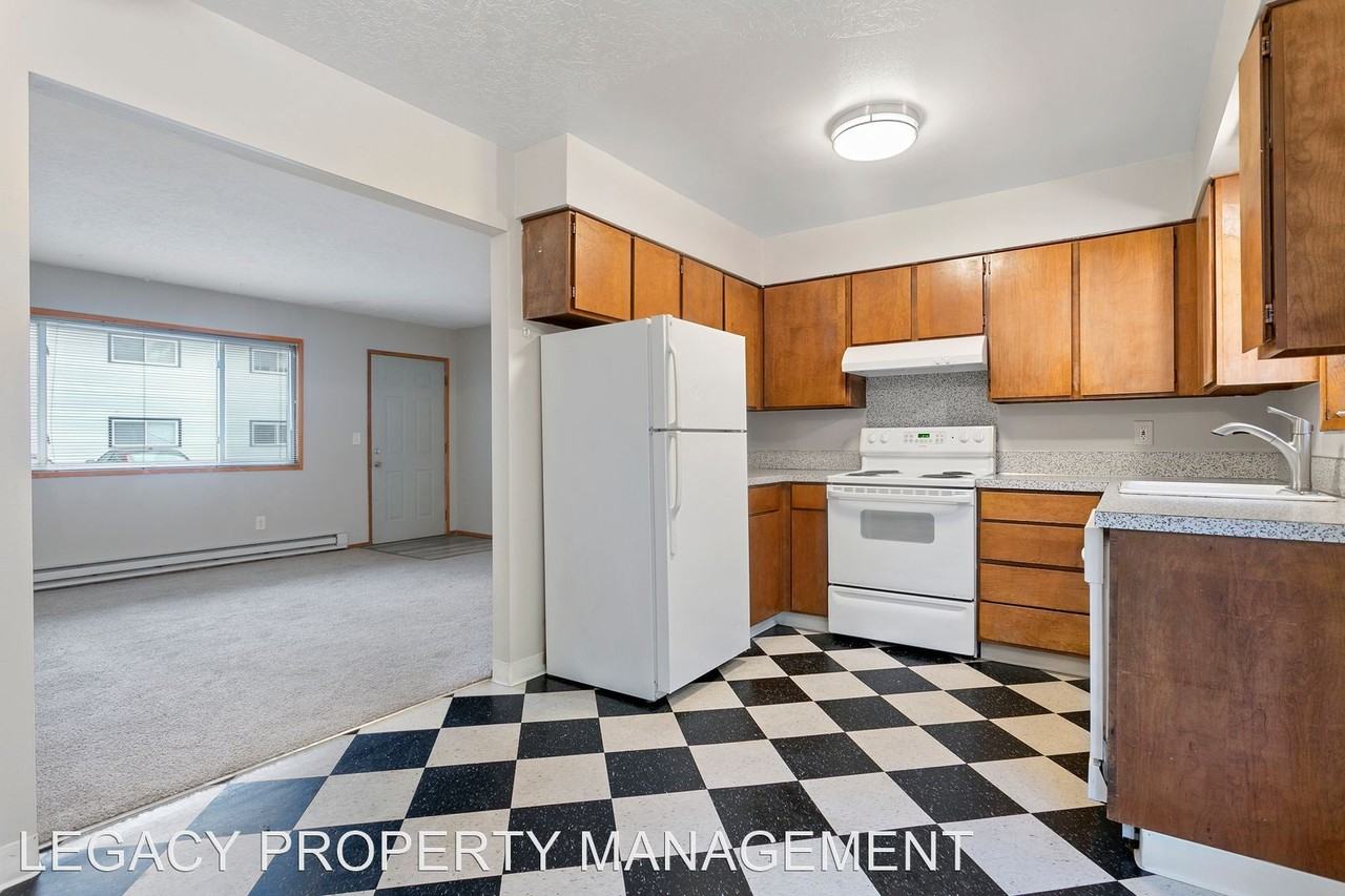 825 NE 55th Ave - Photo 2 of 3