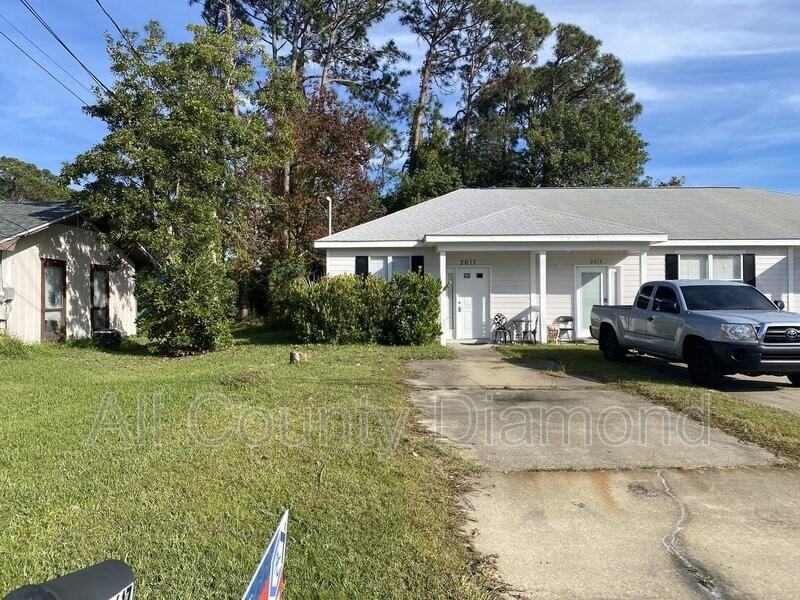 2617 Cypress St - Photo 2 of 9