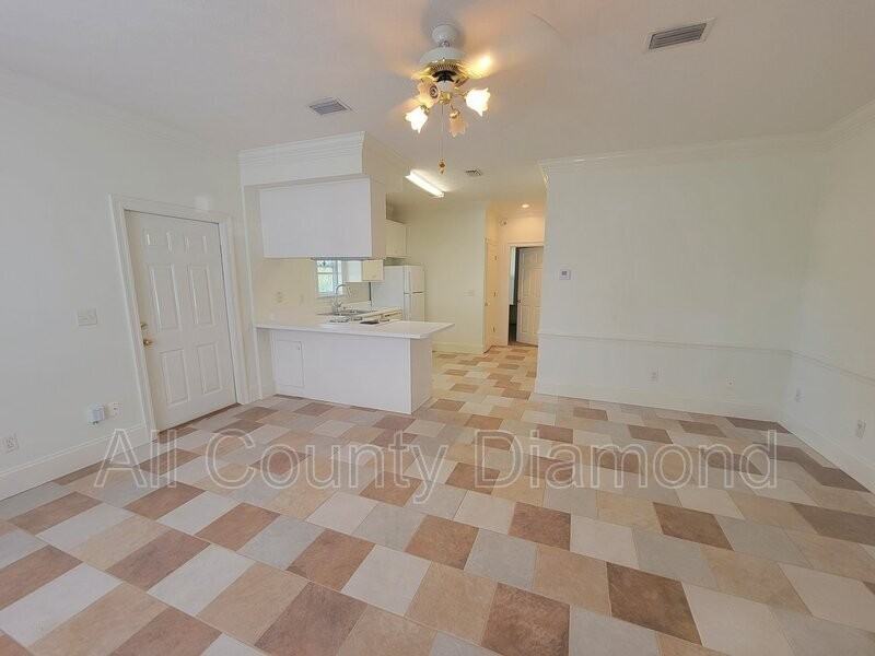 2617 Cypress St - Photo 3 of 9