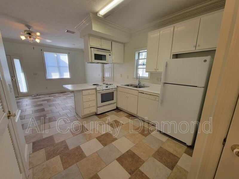 2617 Cypress St - Photo 5 of 9