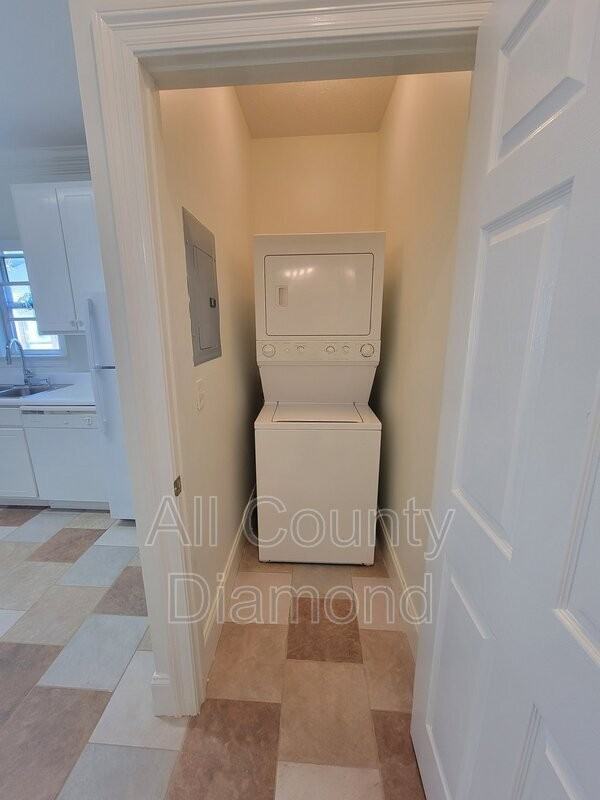 2617 Cypress St - Photo 6 of 9