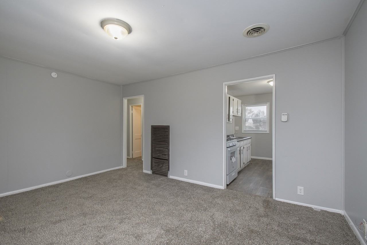 221 N Kenmore St - Photo 3 of 16