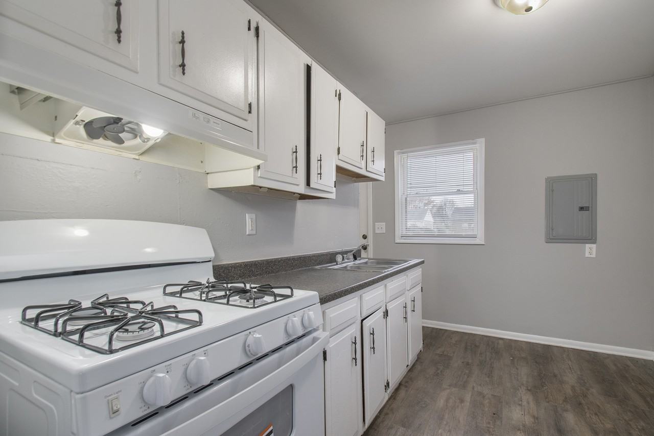 221 N Kenmore St - Photo 2 of 16