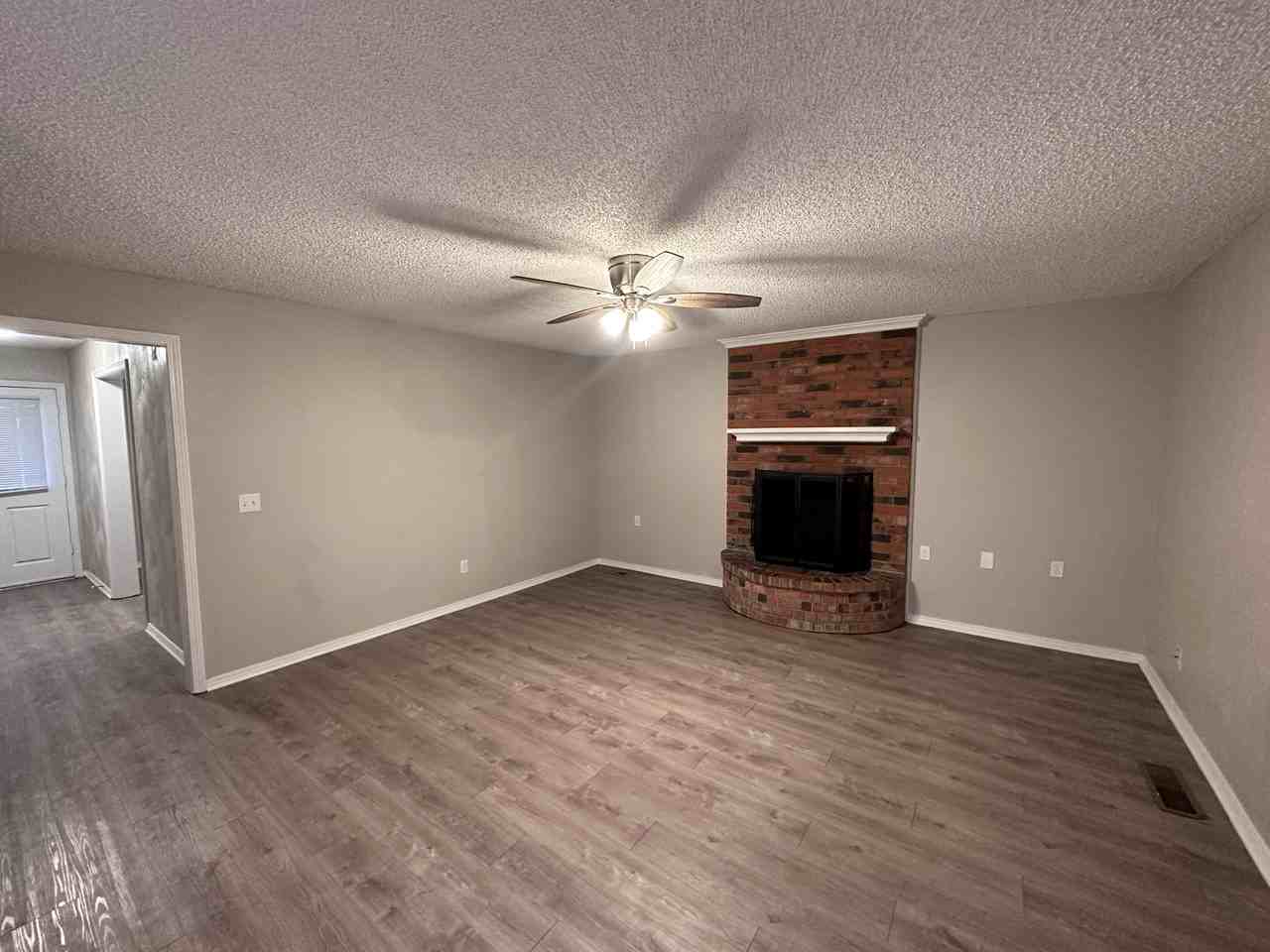 4504 Se 49th St - Photo 2 of 9