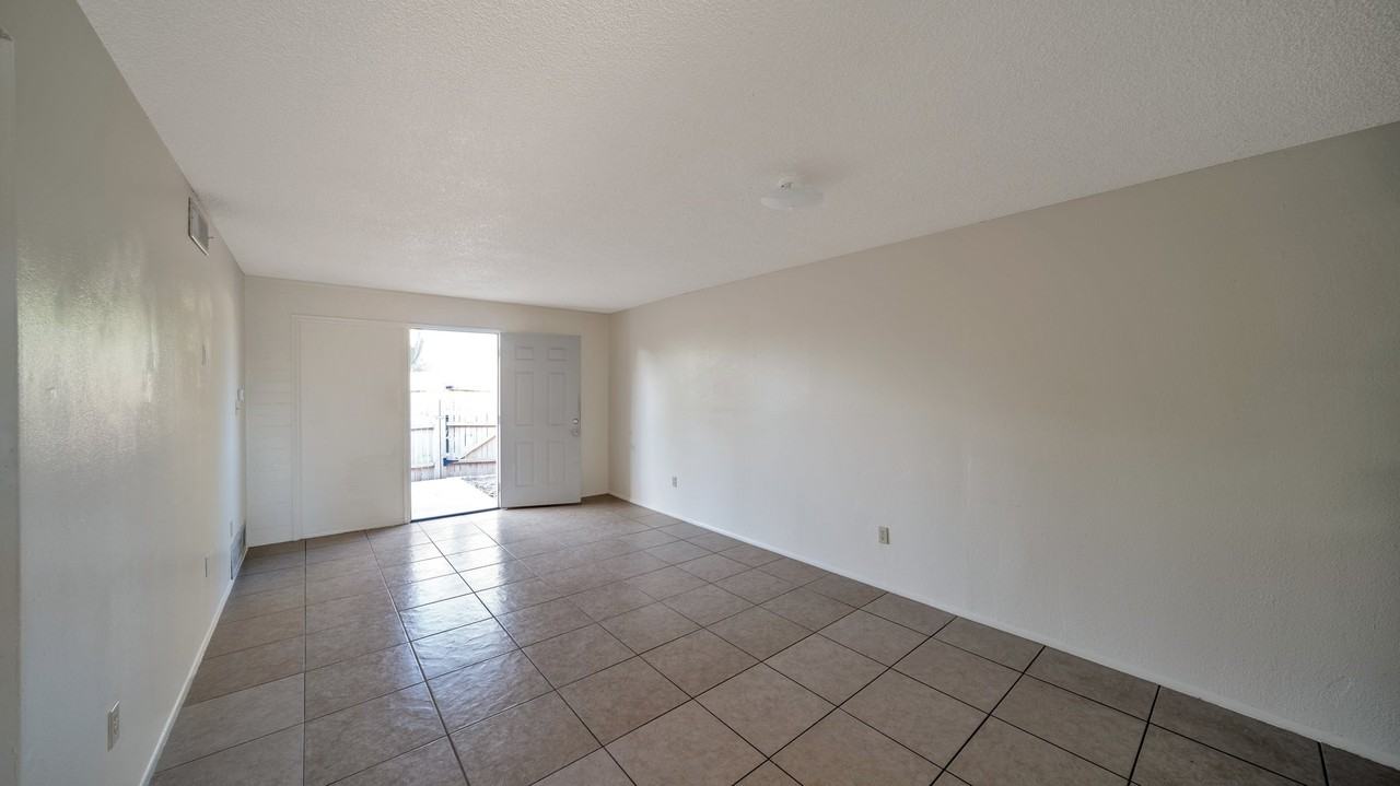 2842 N Los Altos Ave - Photo 3 of 15