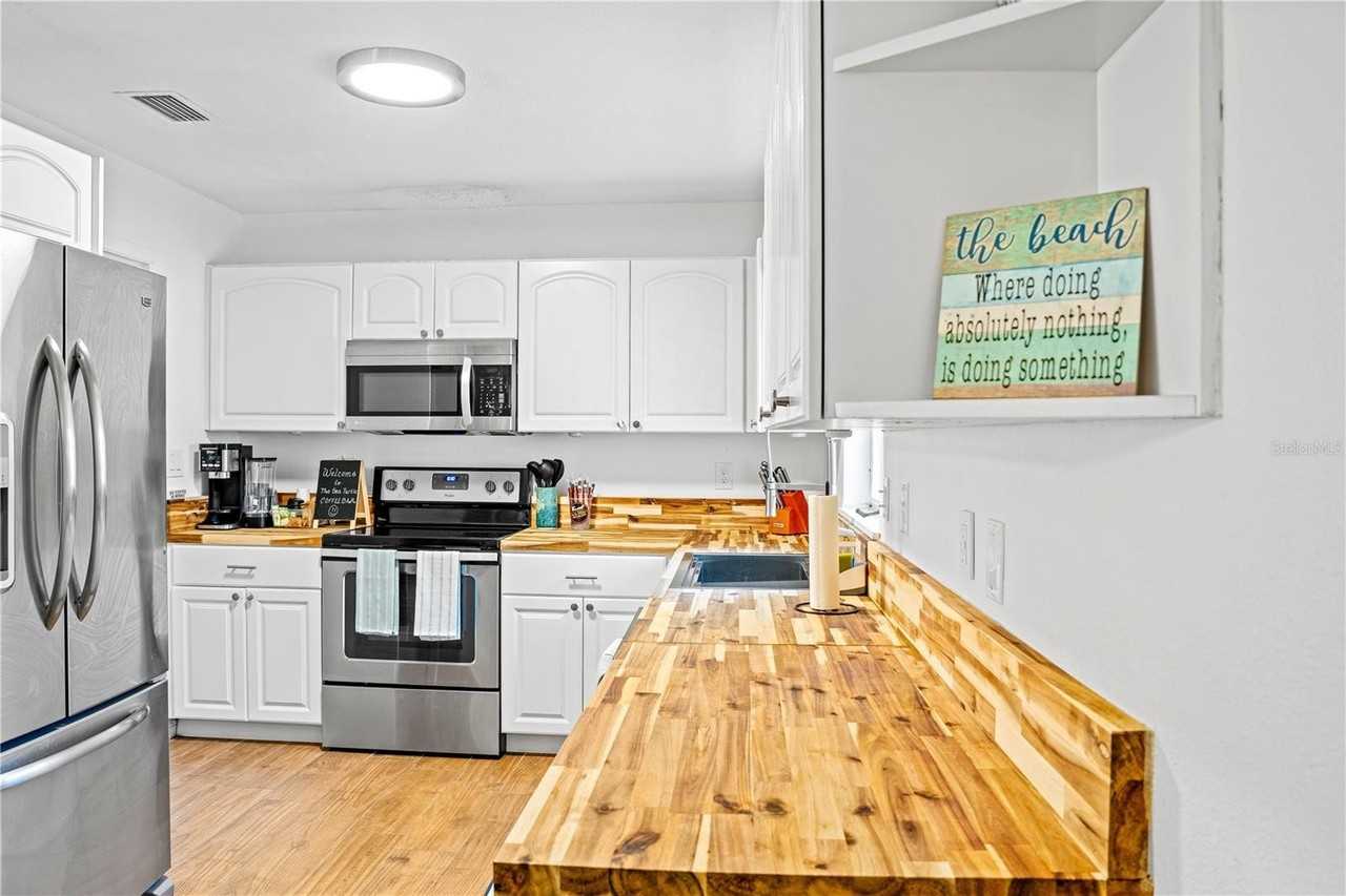 2549 Clarendon Avenue - Photo 3 of 50