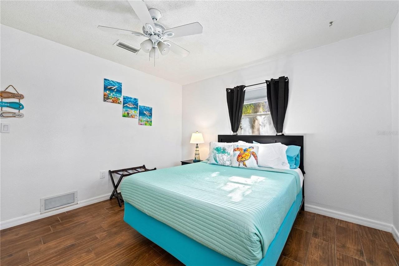 2549 Clarendon Avenue - Photo 4 of 50