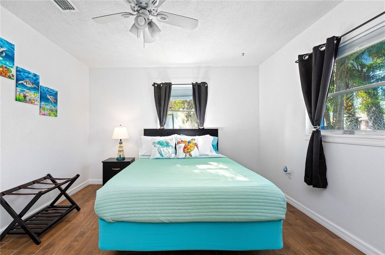 2549 Clarendon Avenue - Photo 6 of 50