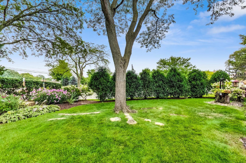 1 Oak Tree Ct - Photo 3 of 18