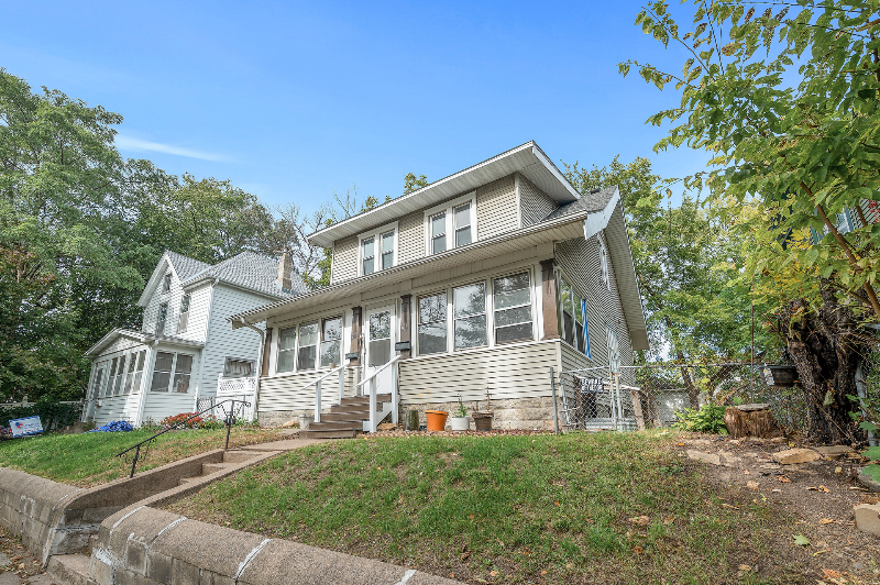 913 6th St E - Photo 2 of 24