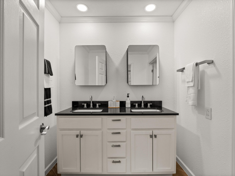 116 Henderson St - Photo 3 of 8