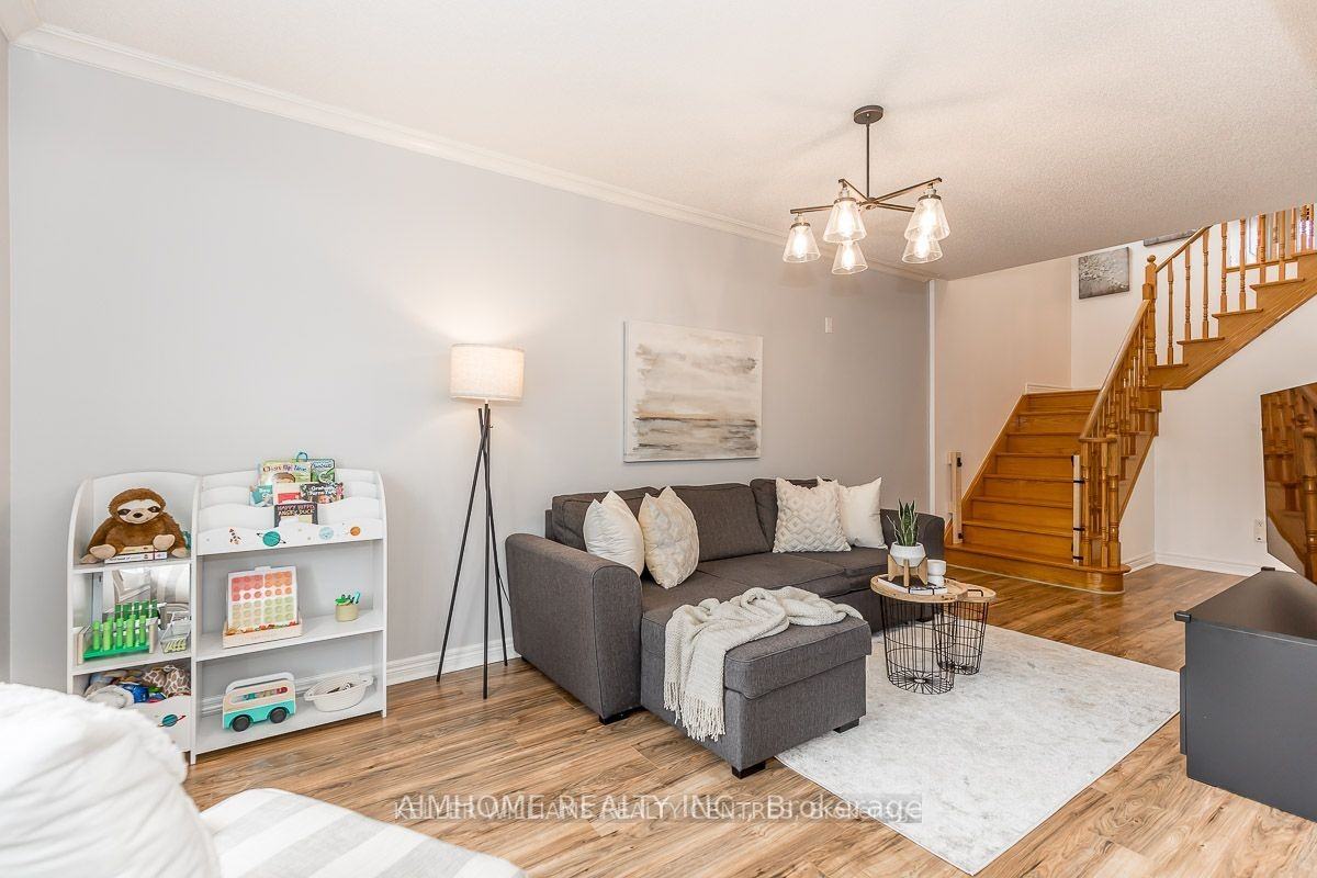 165 Warwick Crescent - Photo 2 of 6