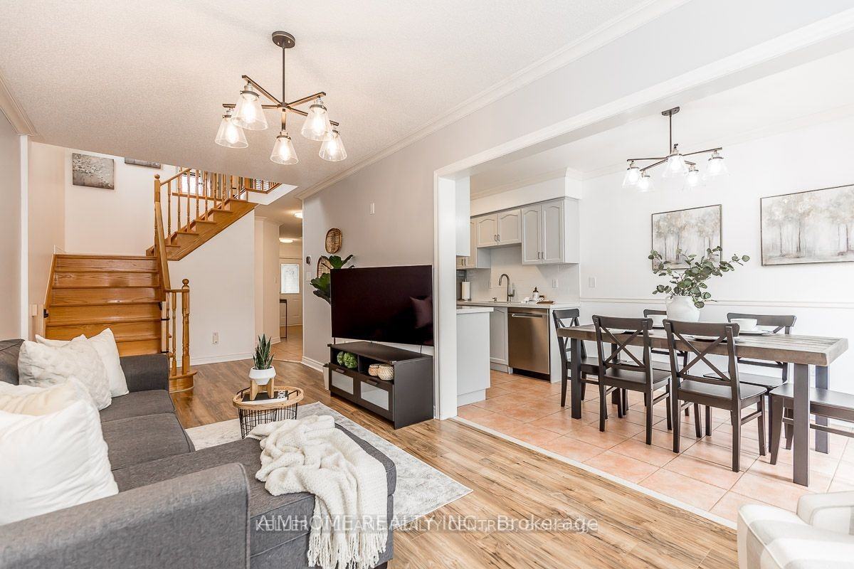 165 Warwick Crescent - Photo 3 of 6