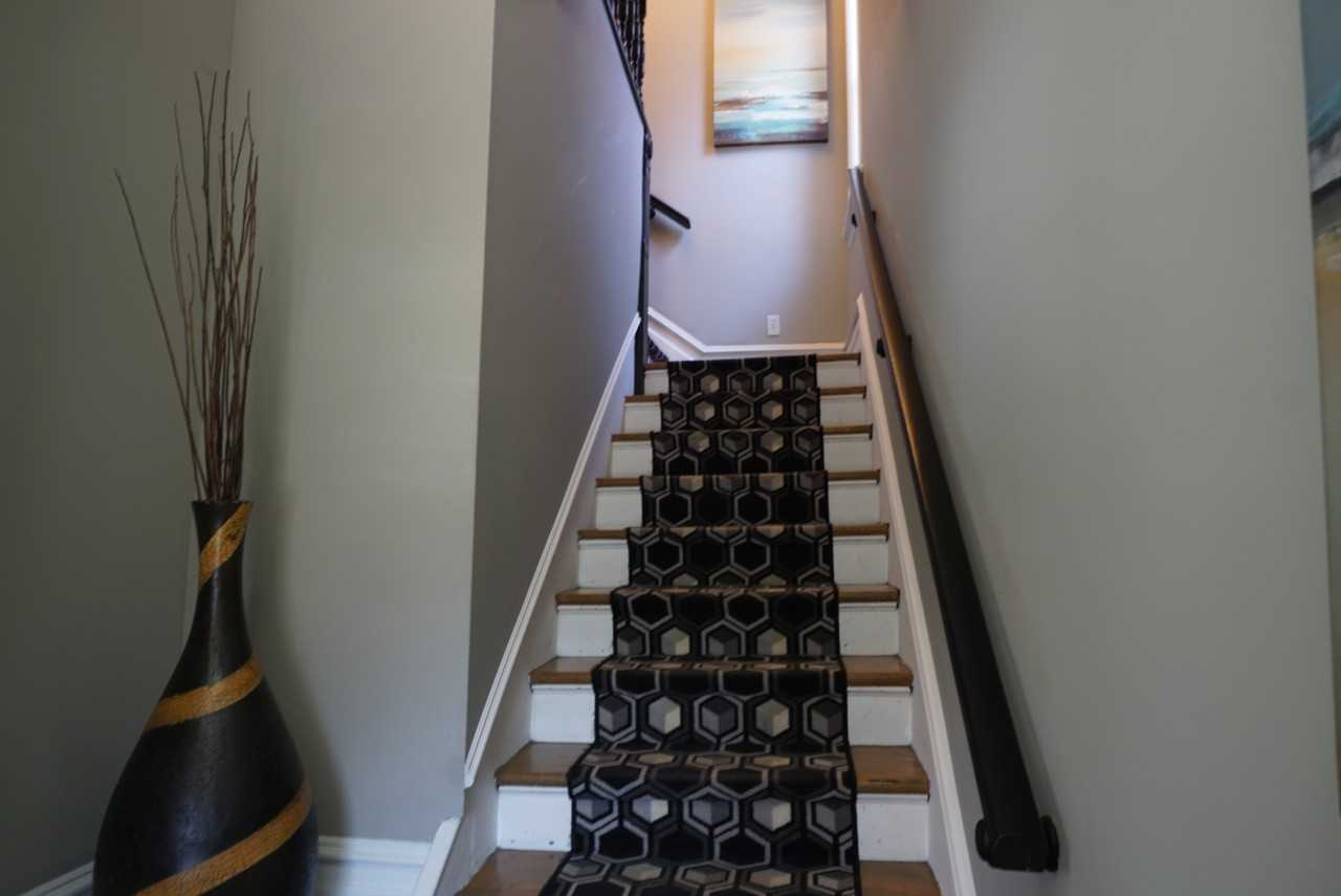 503 MacLaren St - Photo 2 of 6