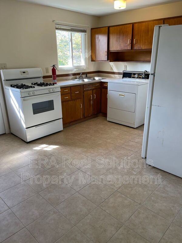 140 Randolph St - Photo 3 of 8