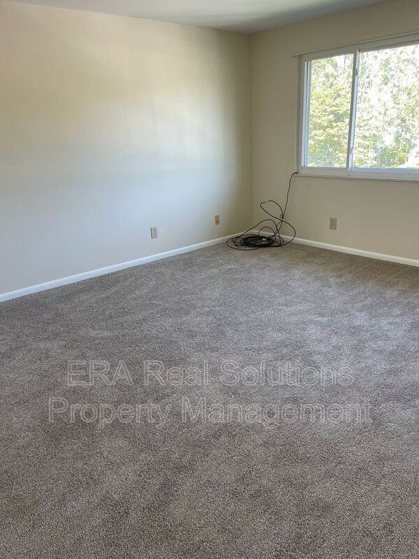 140 Randolph St - Photo 4 of 8