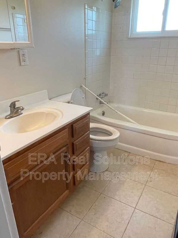 140 Randolph St - Photo 5 of 8